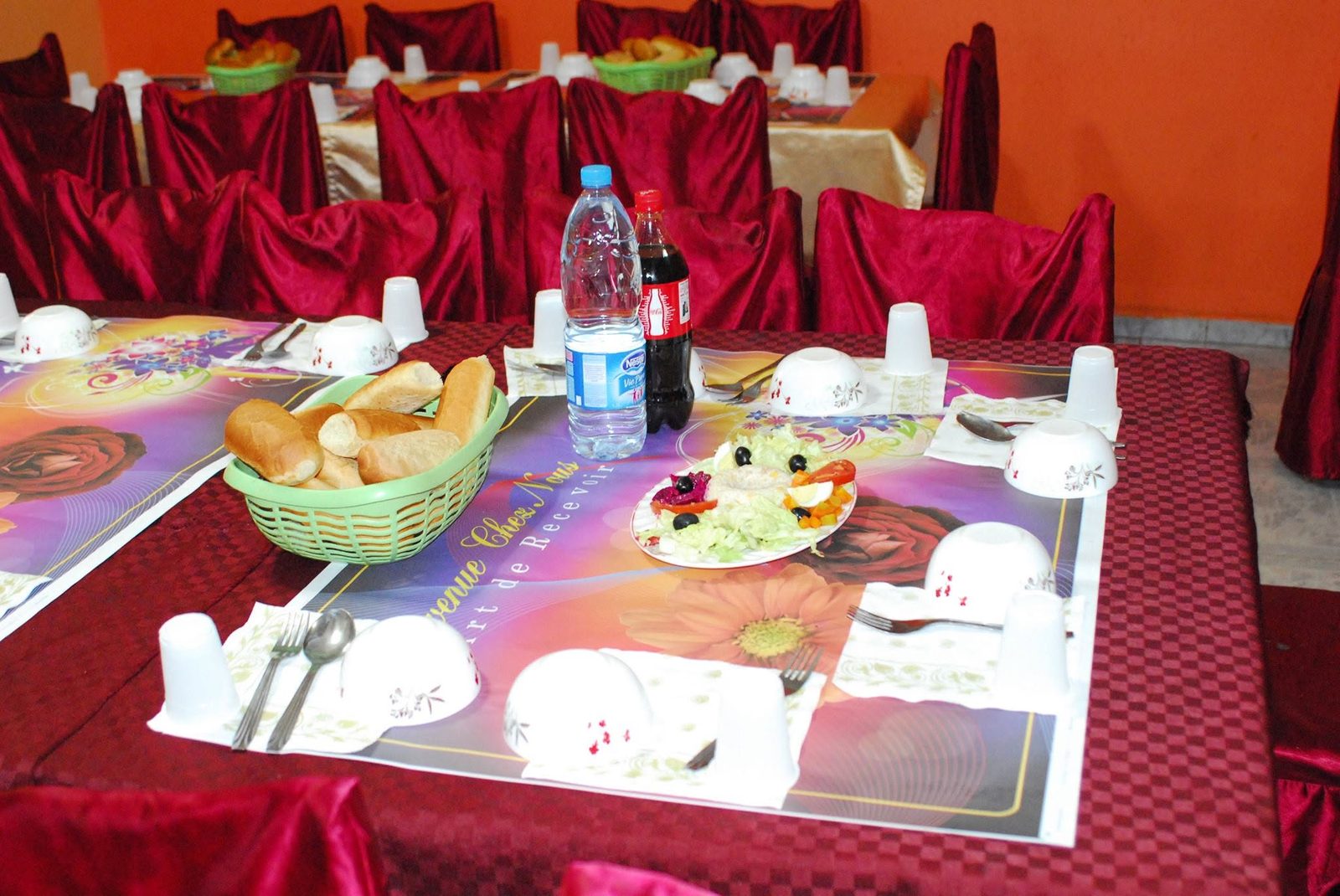 Table dress&eacute;e avec corbeille de pain et set de table Bienvenue Chez Nous