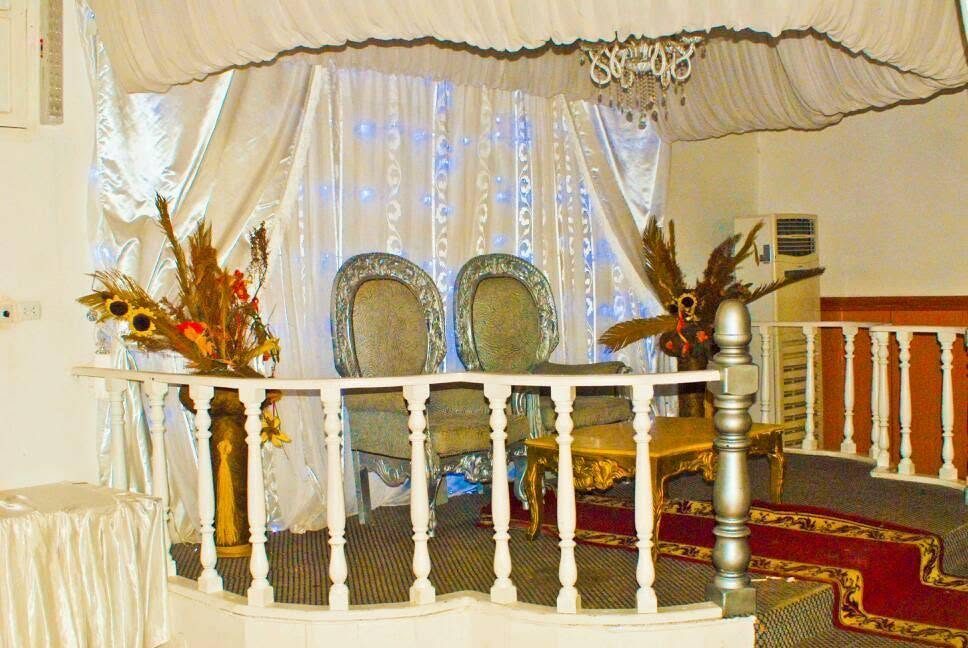Estrade des mari&eacute;s, fauteuils capitonn&eacute;s et rideaux drap&eacute;s